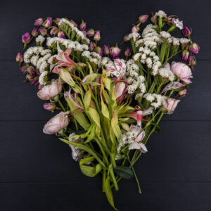 cuscino di fiori a forma di cuore